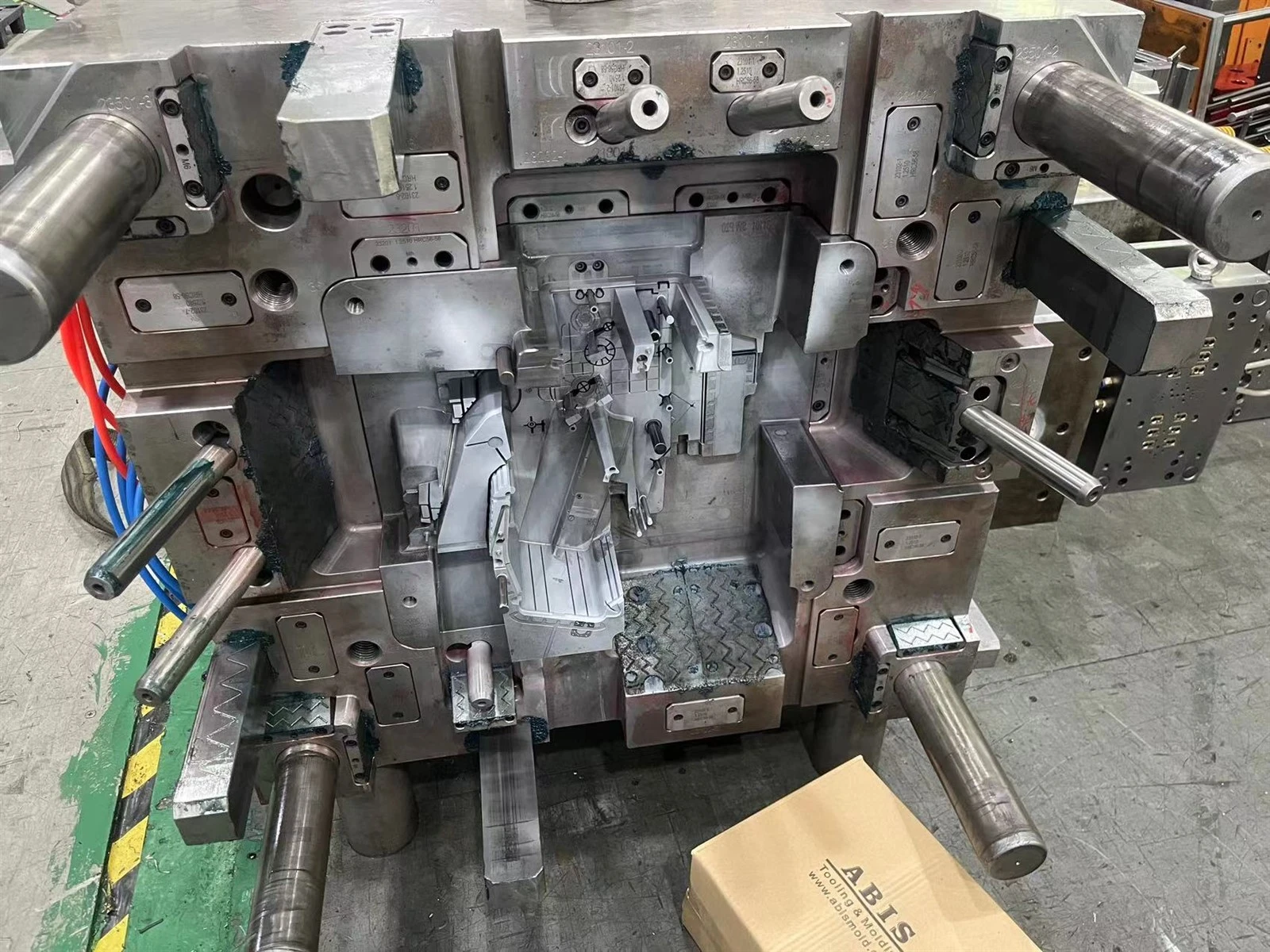 household component injection mold 3ab38da1d45472f6b52d646ab655cc5