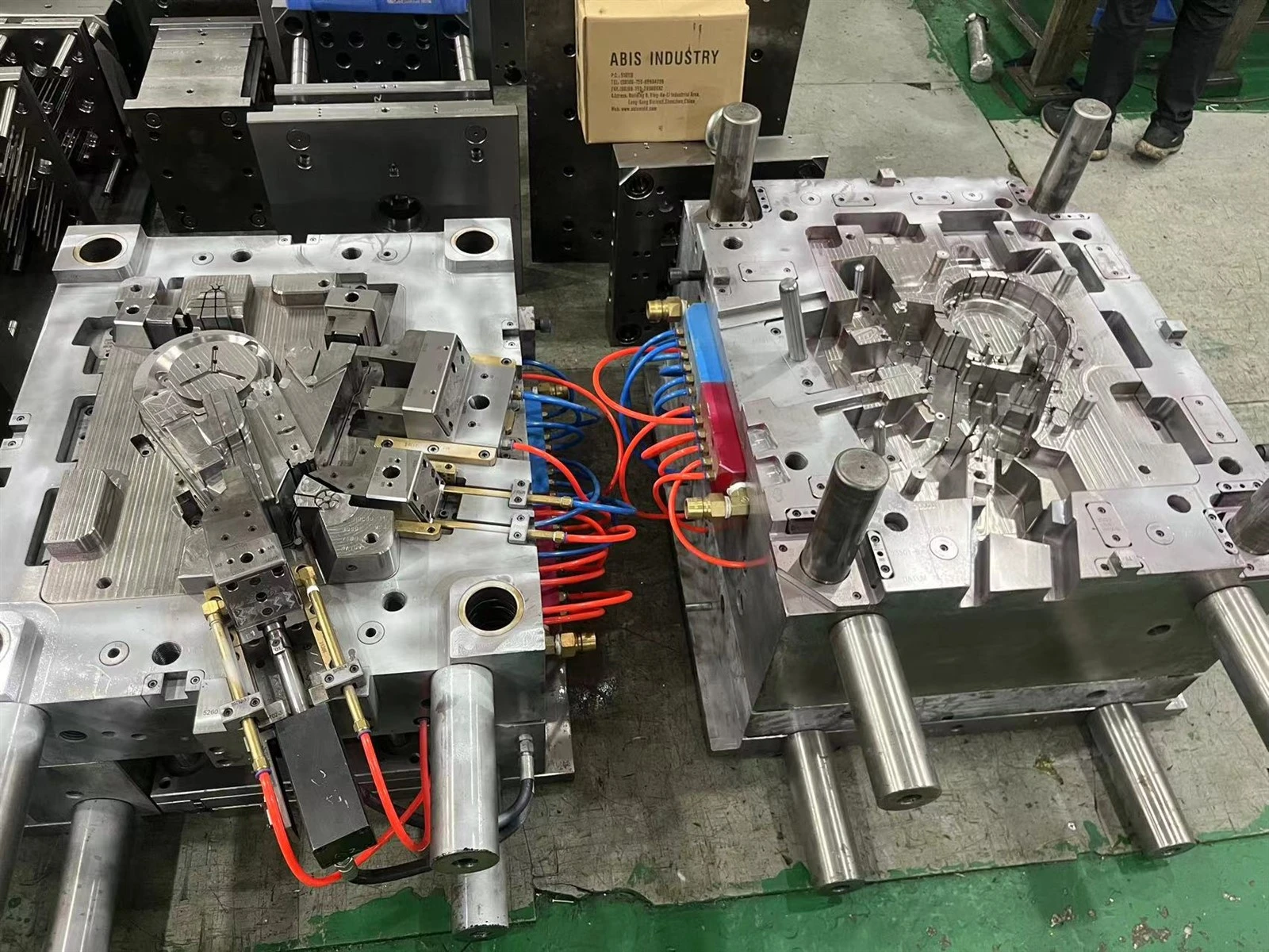 plastic injection mold 051c7ca7be77bd64d277110543e8978