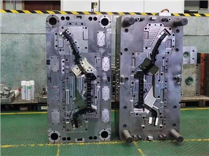 Automotive Engine Housing & Manifold Injection Mold