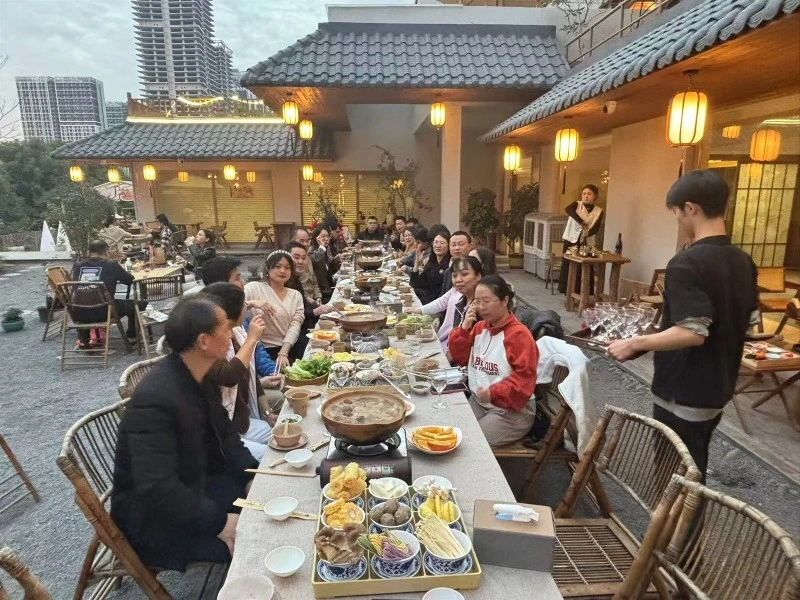 Outdoor Dining Enhances Communication Outdoor Dining Enhances Communication